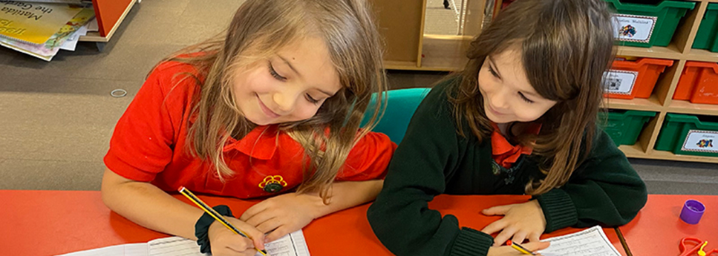 Disgyblion Ysgol Gymraeg Llundain yn gweithio gyda'i gilydd yn y dosbarth
