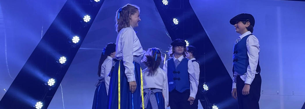Disgyblion yn perfformio ar lwyfan yr Eisteddfod