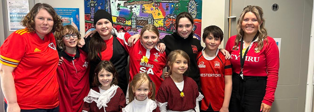 Disgyblion a staff Ysgol Gymraeg Llundain yn dathlu Cymru