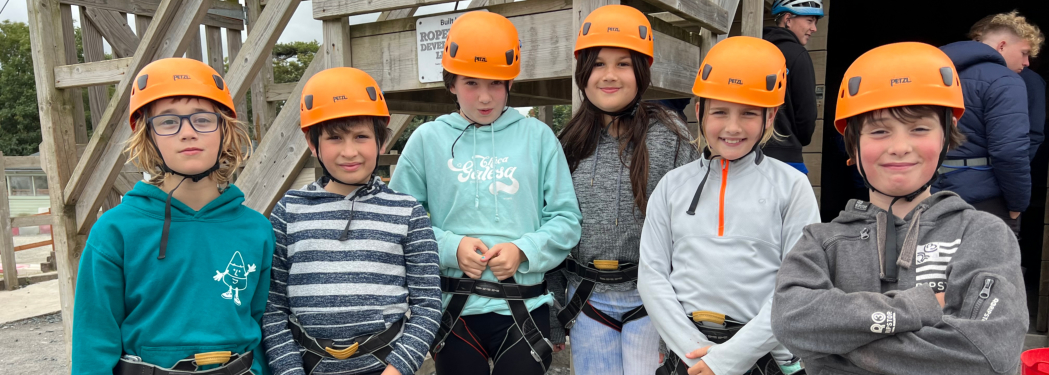 Disgyblion ar weithgaredd antur yn Llangrannog